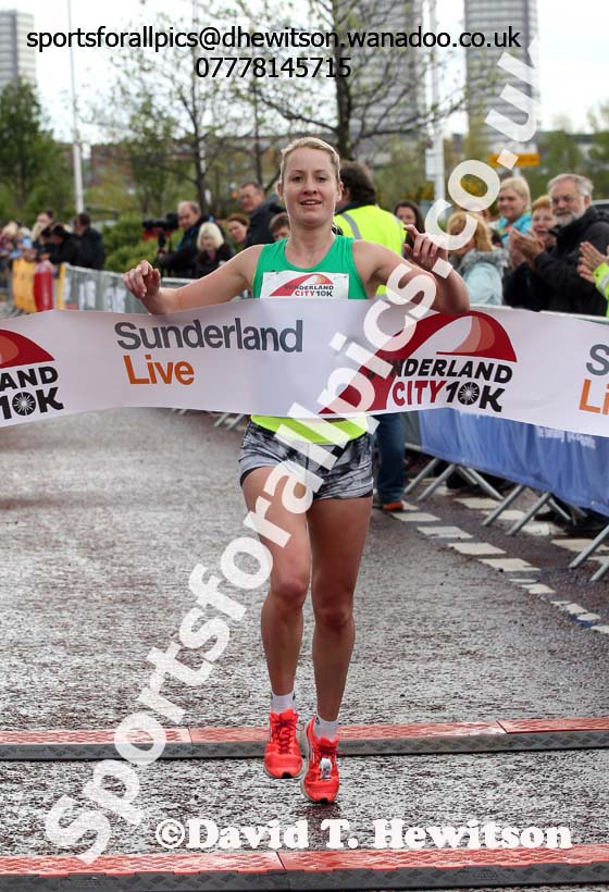Danielle Hodgkinson (Wallsend) wins the Sunderand City 10k. Photo: David T. Hewitson/Sports for All Pics